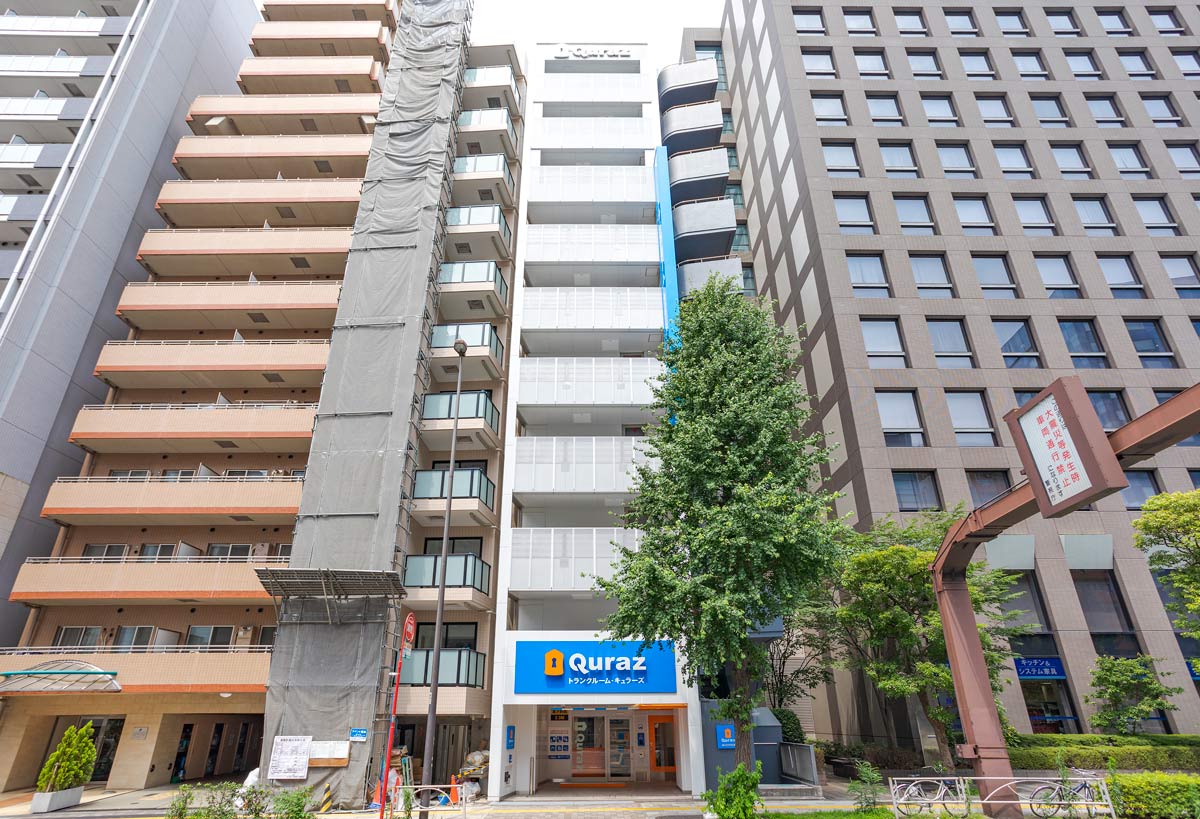 buildings side by side with a Quraz sign in the middle