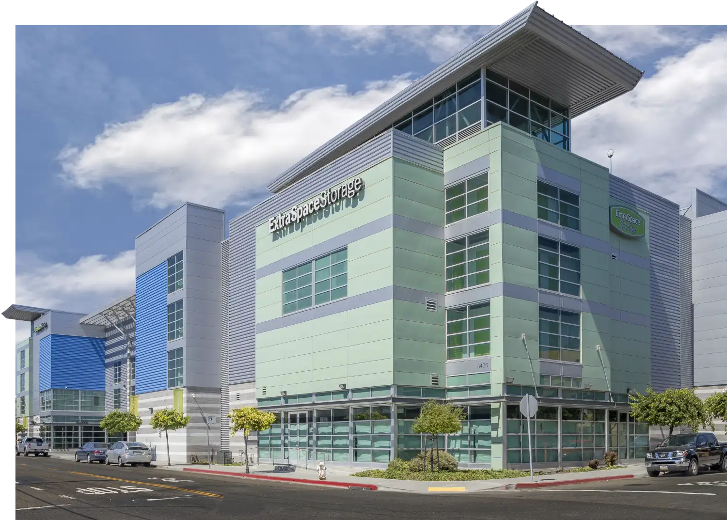 outdoor view of the Extra Space Storage facility in Emeryville, California