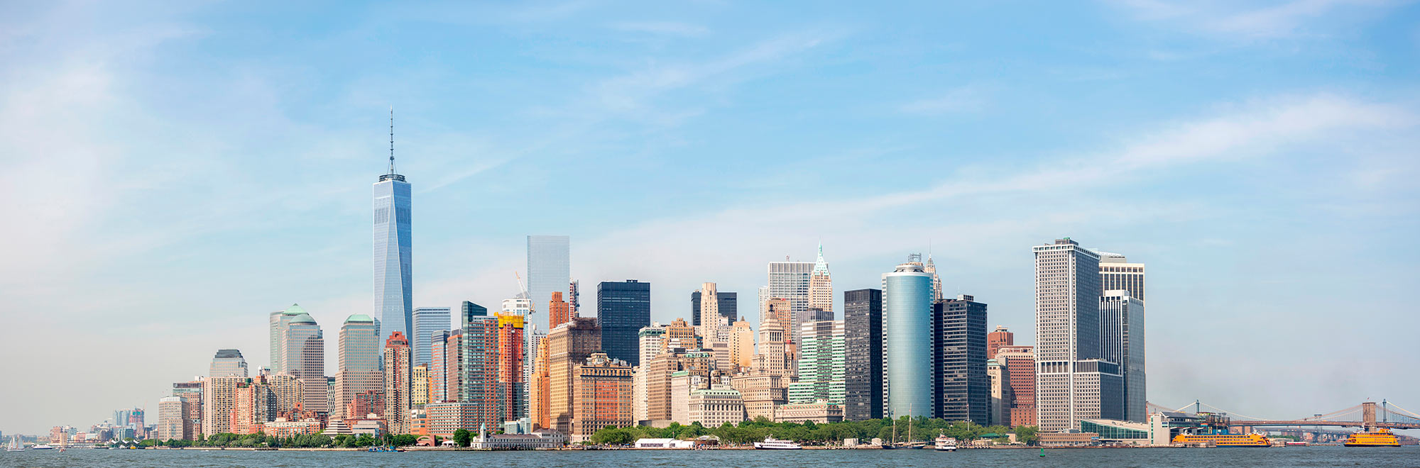 Panoramic view of the New York City skyline featuring One World Trade Center.